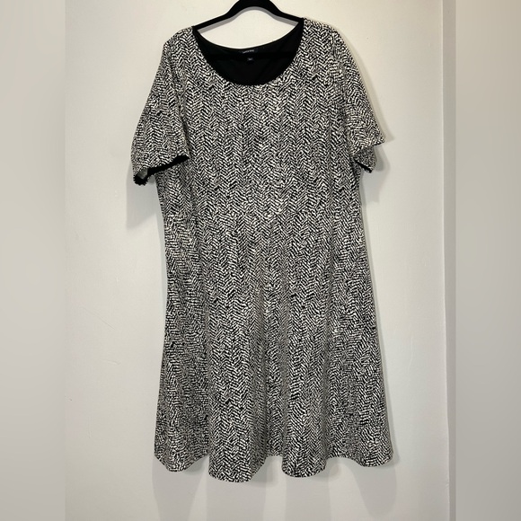 Lands' End Dresses & Skirts - Lands’ End Black & White Jacquard Print Short Sleeve Dress